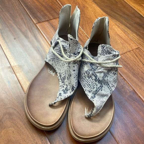 Very G Snakeskin Sandals Womens Size 8.5 - Picture 1 of 5
